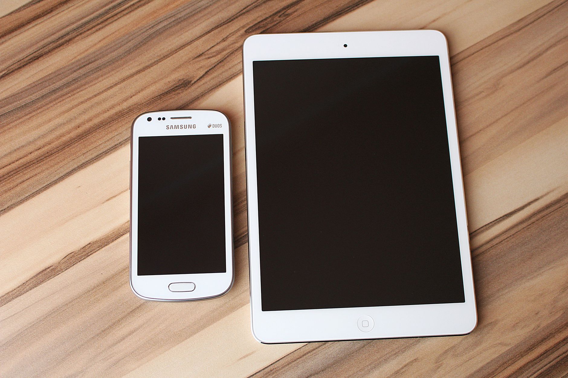 Samsung Galaxy connected glasses on a technology background