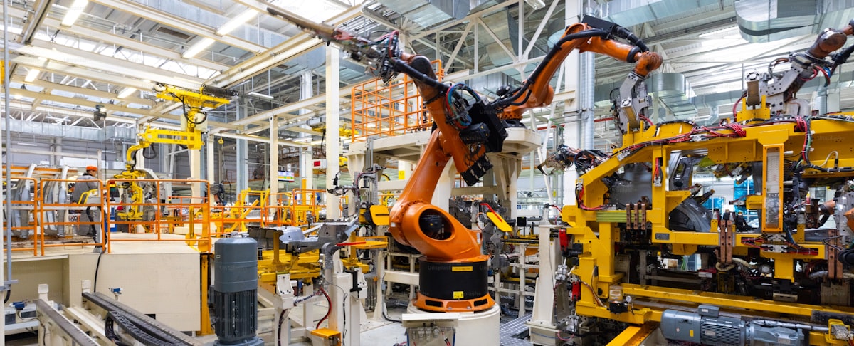 白いボディのポルシェ・マカンSUV、スタジオ背景でフロント斜め45度から撮影、アルミホイールが見える